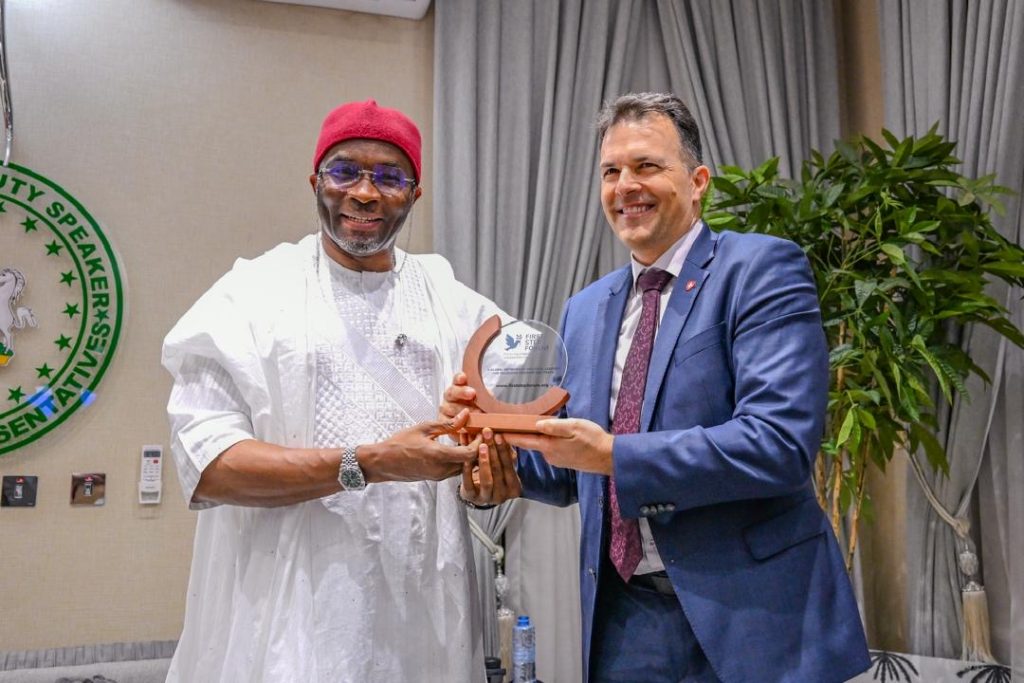 95196442-b5a4-4300-8bf1-a79fda995e9a